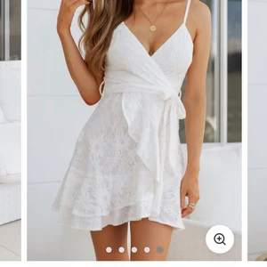 STUDENTKLÄNNING  - Säljer min studentklänning som jag köpte 2021, endast använd i c 1 timme för bilderna. Så gott som ny. Storlek S men passar XS och även en M skulle jag säga 🤩 [Inköpt för 800 kr ]