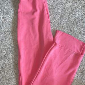 Ett par superhärliga rosa byxor från Nelly. De är långa och sitter superbra (jag är 174 cm). Använda ett fåtal gånger så är i väldigt bra skick 💖