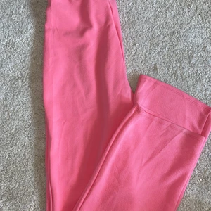 LÅNGA Rosa byxor Nelly M  - Ett par superhärliga rosa byxor från Nelly. De är långa och sitter superbra (jag är 174 cm). Använda ett fåtal gånger så är i väldigt bra skick 💖