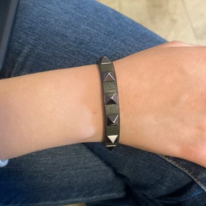 Valentino armband  - Säljer igen pga oseriösa köpare. Har box dustbag äktahetsbevis och extra nitar💗 tryck inte på köp direkt!