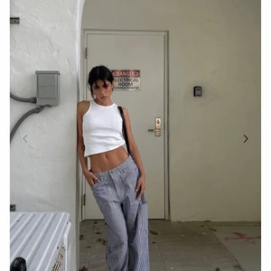 Lioness byxor - Säljer dessa SJUUKT snygga randiga byxor från lioness då dem tyvärr var för stora😢😢 Köpte stl xs men dem är definitivt gjorda för en S. Betalade totalt 1300kr inkl till & frakt för byxorna, dem är helt nya (lapp & original förpackning kvar) där av priset som ändå är rimligt med tanke på vad jag betalade för dem. (HÖGST BUDANDE) ⚠️NI SOM HAR SKRIVIT, SKRIV IGEN RÅKADE TA BORT!!⚠️