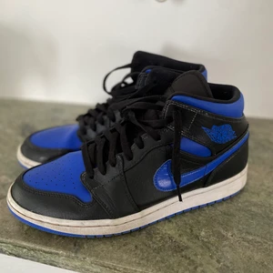 NIKE AIR JORDANS 1 - Säljer mina jordans 1 mid. Storlek 44,5 men passar 44.  6/10 skick använt i ett år ungefär bara på sommaren dock. Annars i bra skick och låda fås med och kvitto finns. Nypris 3 000kr men säljer för 500🤠