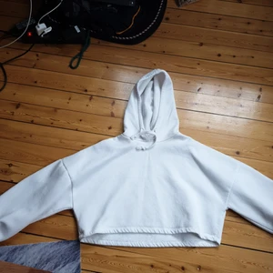 Huddie i strl s - Vit huddie/huvtröja i strl S från gina tricot i mycket bra skick. Priset går att diskutera❤