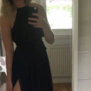 Balklänning - Mörkblå balklänning från nelly i strlk 34, slutsåld på hemsidan. Endast använd en gång och är i mycket fint skick. Skriv vid intresse 💌 Pris: 500kr + frakt 50kr. Extra diamanter, knappar och pärlor medföljer även ifall någon skulle ramla av!