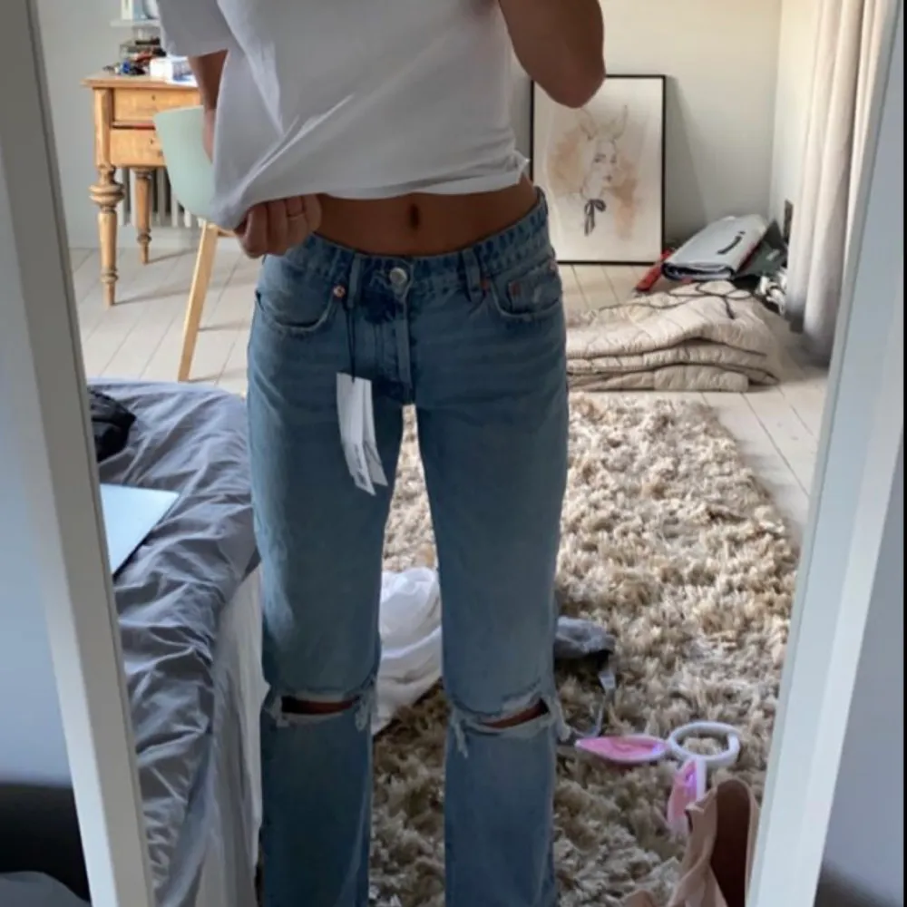 Säljer dessa midrise jeans från Zara i färgen ljusblå🤍 Tyvärr passade de inte mig så bra, de är i bra skick💞 (första bilden är lånad resten är mina). Jeans & Byxor.
