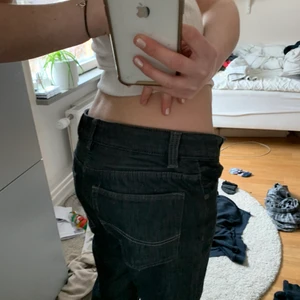 Svarta jeans - Döcoola byxor från Lee! Svarta🖤 Typ lite lågmidjade. Köpt secondhand💖 ”Regular fit”. 