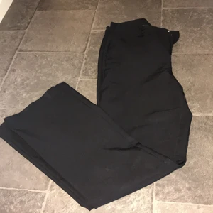 Kostymbyxor  - Säljer dessa kostymbyxor från BikBok modellen Wilma. Köpta från en annan här på Plick. Men förstora. Köparen står för frakten. Hör av er om ni undrar något mer. Kan även tänka mig byta ut byxorna mot ett par likadana fast i storlek 34. Det finns även en liten fläck som kanske skulle kunna gå bort jag har it provat. Plagget blir tvättat innan jag skickar. Fläcken syns mest i solljus men det syns iallafall att det ä  och n fläck 💗 Du får välja hur du vill att de ska skickas.