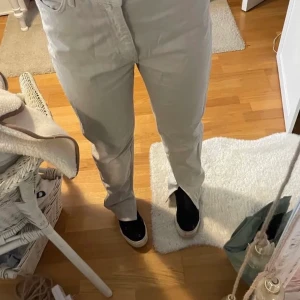 Jeans  - Skit snygga jeans från na kd, färgen är poppis nu i jeans. Använt 3 gånger  