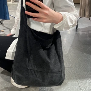 RagBag UF - Trendig och unik tygväska. Utvunnet av återvunnet material! Möts upp i Göteborg, samt fraktar till resterande delar av Sverige.  (frakt tillkommer)  Detta är mitt UF , vi lanserar fler färger inom kort! Håll utkik!