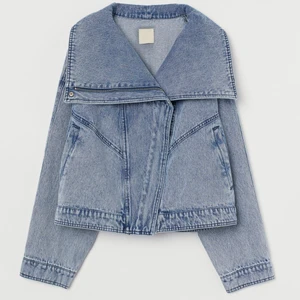 Populär jeansjacka  - Funderar på att överge en av mina favoritjackor, en sjukt cool oversized jeansjacka från h&m😇undrar därför om det finns något intresse för den och isåfall vad jag skulle kunna få för den (obs. Funderar alltså bara, kanske ej säljer). Skriv gärna privat ifall ni är i behov av fler bilder! Den är köpt för 599 i butik.