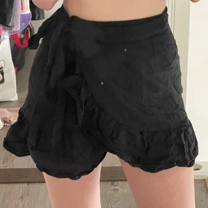 omlott kjol - Svart linne kjol med volang och omlottknytning!! Super fin till sommaren (självklart steamar jag plagget innan jag postar)