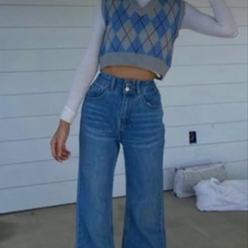 Mörkblå visa jeans från Zara. Andra bilden är lånad men liknar passformen av jeansen väldigt mycket. Pris kan såklart diskuteras! <3. Jeans & Byxor.