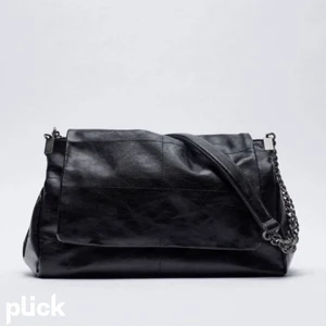 Zara väska  - En zara väskan som tyvär inte används längre eftersom jag fått en ny väska! Har använt kanske 3 gånger men ser helt ny ut! Och det är mycket plats för mycket saker, finns några fak också !💋💥💁🏽‍♀️köparen står för frakt!❣️