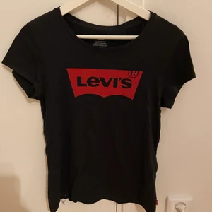 Levi’s tröja - Säljer min tröja som nu blivit för lite för mig💓