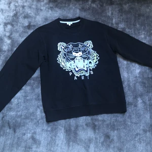 Kenzo - Jag köpte den ny men den har inte kommit till användning så väljer att sälja den billigt då den inte kommit till användning, budgivning sker om du skriver till mig. Skriv privat om du vill ha fler bilden! Pris kan sänkas vid snabb affär. Den är äkta det går att se på att ögonen. 