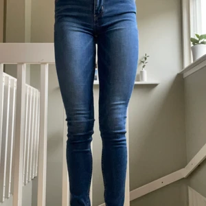 Levis jeans skinny strl 25 - Superfina Levis jeans i modellen 710, storlek 25 i midja. Något använda men i mycket bra skick. Medel till låg midja. Köparen står för frakt