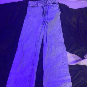 Ljusblåa fina Monki jeans