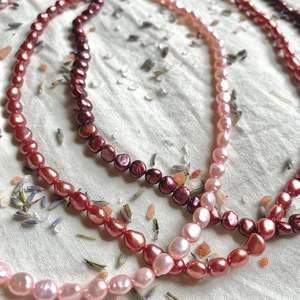 Pärlhalsband med äkta sötvattenspärlor färgade i tre olika rosa/röda färger🤍