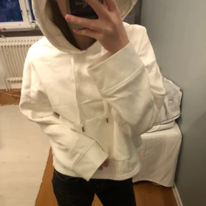 Vit hoodie - Supermysig o fin hoodie från hm💗 Den är i storlek xs men är ganska stor så kan även passa s/m! Har inga defekter och är o bra skick!😍 Om ni vill ha fler bilder så är det bara att skriva!!❤️❤️❤️