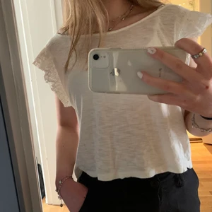 Topp - Söt vit topp med volangärmar, sitter bra på som Xs-S🤍