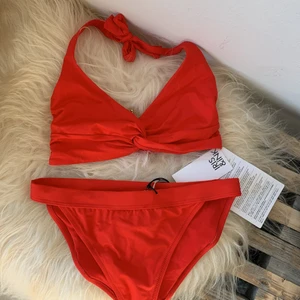 Röd Bikini s - Beställde tyvärr fel storlek på denna supersnygga bikini och kunde ej skicka tillbaka. Den är alltså helt oanvänd och även slutsåld! Nypris ca 700kr
