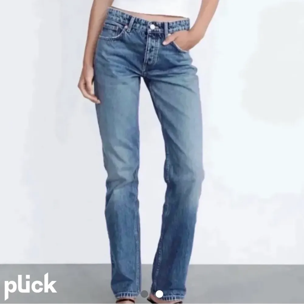 Jeans i medelhög midja i toppen sick från zara😋. Jeans & Byxor.