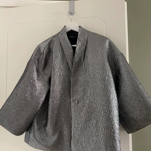 Silvrig cool kavaj  - Silvrig cool kavaj i storlek medium från Lindex. Köparen står för frakten 