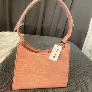Söt rosa väska NAKD - Oanvänd mellanstor ljusrosa väska från NAKD, perfekt skick. Pris går att diskuteras vid snabb affär