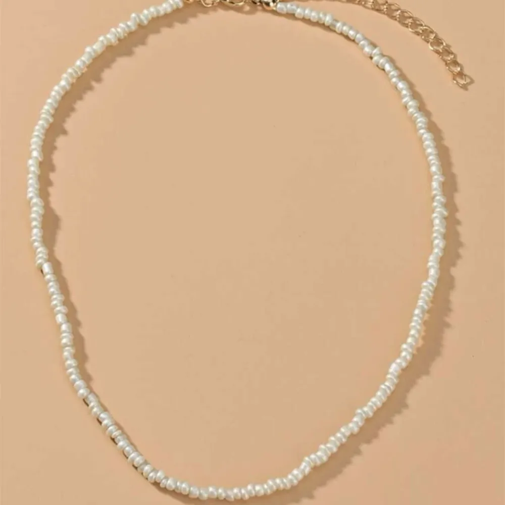 Ett jätte fint vit halsband, passar så bra till tex sommar tippade om denna!❤️. Accessoarer.