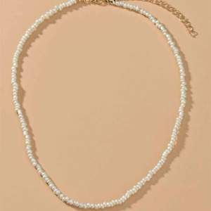 Ett jätte fint vit halsband, passar så bra till tex sommar tippade om denna!❤️