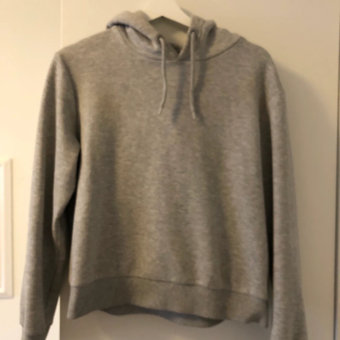 grå hoodie från even&odd