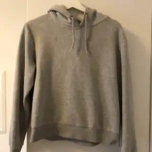 grå hoodie från even&odd. stl S/M men passar även XS 🤍