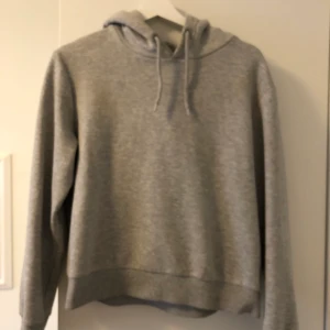 grå hoodie från even&odd - grå hoodie från even&odd. stl S/M men passar även XS 🤍