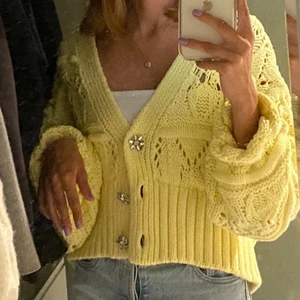Kofta - Säljer denna fina gula stickade koftan. Köpt förra året men har inte kommit till användning. Hör av er för fler frågor 😊