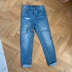 Säljer dessa boyfriend jeans från crocker med slitningar. Kan skicka men då står köparen för frakten ☺️