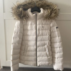 Hilfiger jacka - En fin jacka från Hilfiger Denim. Nyligen kemtvättad. Stl S, vit. Avtagbar päls på luvan.