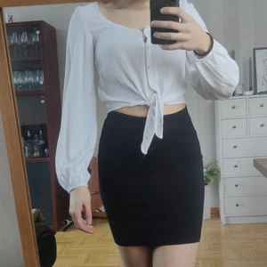 Vit tröja med knytning - En superfin vit långärmad tröja med knappar och knytning i magen. Köpt på HM storlek 36, använd endast 1 gång