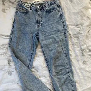 Säljer mina fina Gina Tricot jeans i strlek 36! Sitter så fint för mig som är 165 ish!