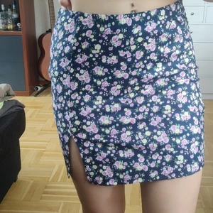 Blommig skjol med slits - En fin kjol köpt från she in, bra kvalitet! 