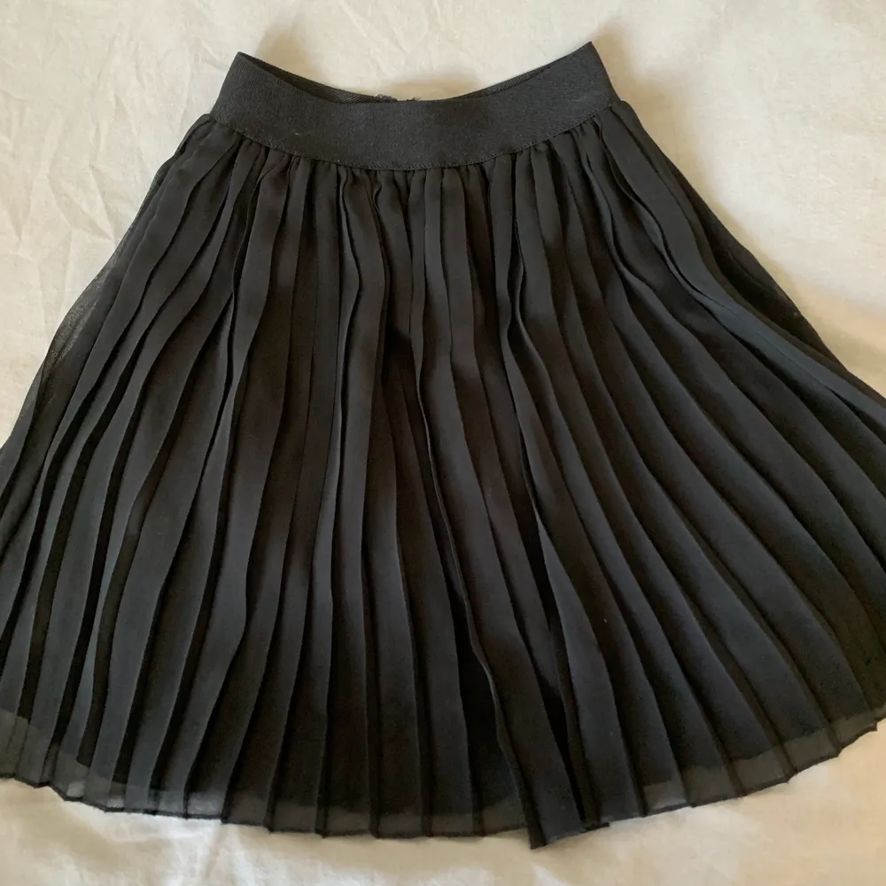 Jättegullig plisserad kjol från NAKD, jättefin till sommaren. Om du är intresserad kan du skriva till mig, det är först i kvart så ingen budgivning💕. Kjolar.