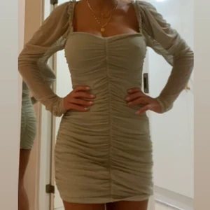 Grön klänning - Säljer denna oanvända klänningen från missguided, tyvärr för kort för mig som är runt 155-157. Jag säljer den för 250 kr och den är i storlek xs! 