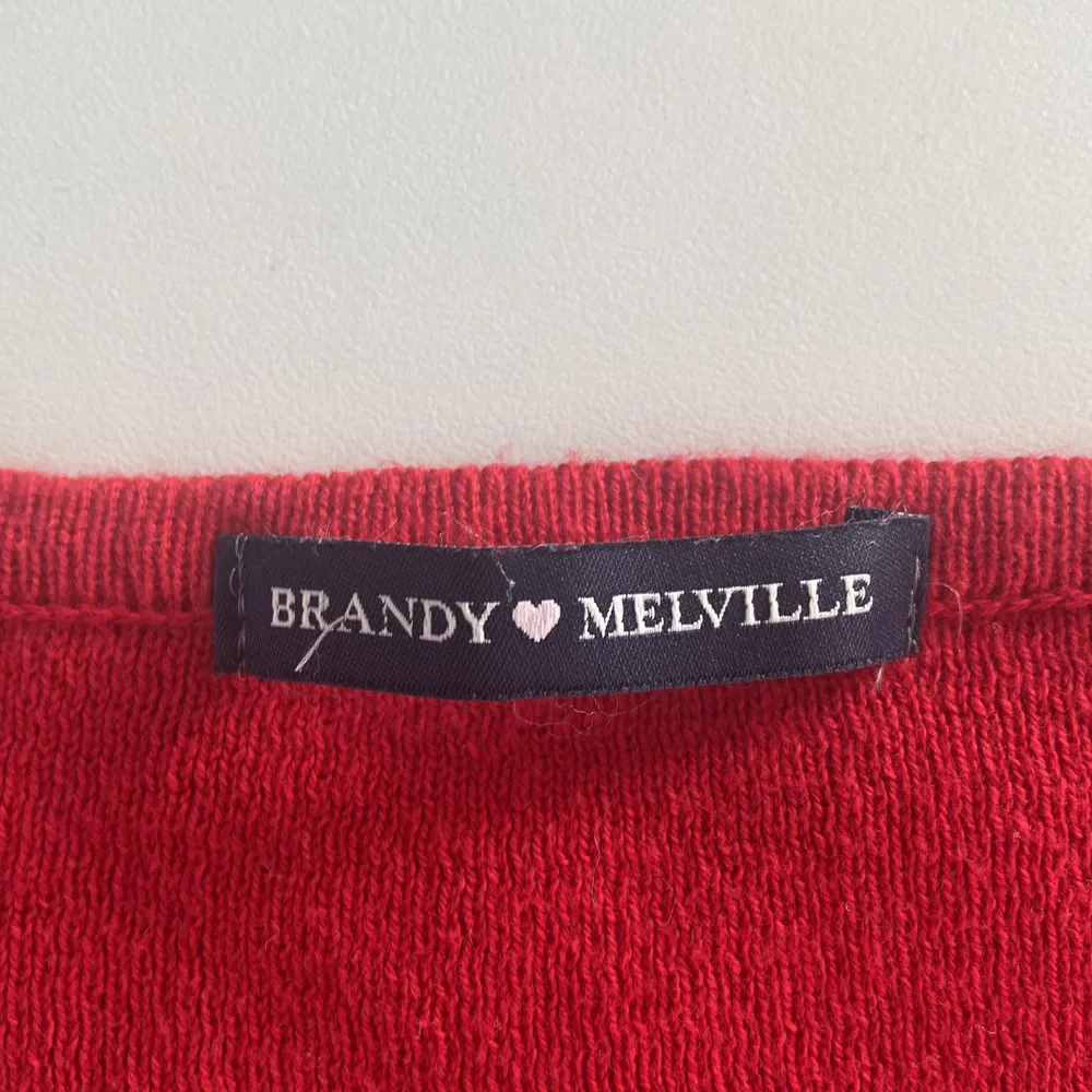 brandy melville röd t-shirt! super skön och stretchig! står one size . T-shirts.