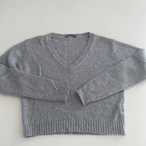 Brandy melville  - super skön och trendig tröja, ser ut som ny! älskar den och passar till allt, även till en kjol! är one size men sitter ganska tajt på någon som är medium. Är lite osäker på om jag vill sälja den men hör av er!💖