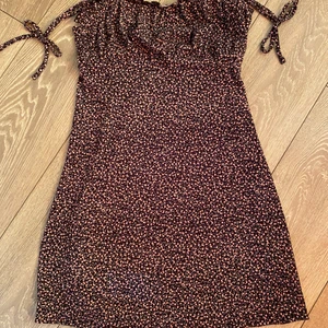 Klänning från H&M - Jätte söt blommig klänning storlek S från H&M 😍