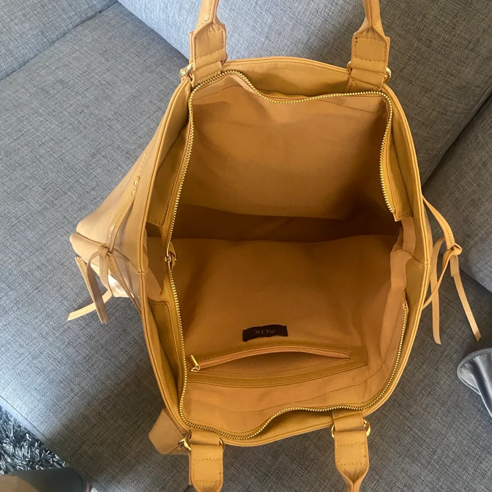 ALIX stor handväska, köpt för några dagar sedan, använd 3 gånger. Väldigt snygg och rymlig, men matchar ej med mina övriga kläder/skor i färg.. Accessoarer.