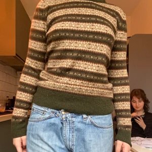 Mjuk tröja - En favorit måste gå vidare…så himla fin mysig mjuk tröja men ganska tunn! Dock inte så man fryser. SÅ FINT MÖNSTER lev ut dina hipsterdrömmar med denna skönhet. S/M beroende på passform.