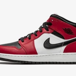 Jordan 1 - Säljer ett par Jordan 1 Chicago. Knappt använda utmärkt skick. Superfina skor som jag slutat använda då de är var för små. Boxen finns kvar om det önskas. Fraktkostnaden kan variera beroende på hur paketet skickas.