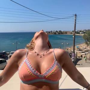Jättefin bikini topp med virkade mönster i olika färger💜🧡💛 Köpt från Cubus💗