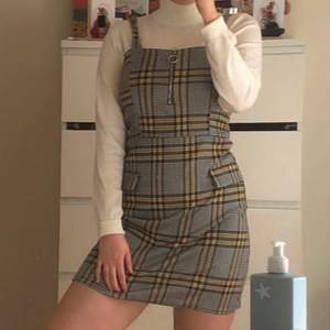 the most adorable black, white, and yellow checkered dress! has a tiny houndstooth pattern and an O ring zip. looks great paired with a white turtleneck and some black chunky boots, maybe even with some tights :) **OBS turtleneck not included**  • fits size S/M • brand new with tags, has only been tried on • original price was 400 SEK • in perfect condition • perfect dress for spring and summer!
