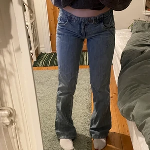 Lågmidjade wrangler jeans!! - De snyggaste lågmidjade jeansen någonsin från wrangler!!! De är troligtvis vintage! Jag är 166cm och dem går lite under foten på mig. Sååå coola fickor bak och det går även att spänna åt dem. Dem är i väldigt bra skick förutom lite slitningar längst ner på benet. Säljer för att de inte kommer till användning😋